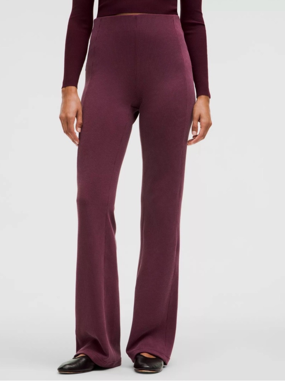 LuluLemon Ribbed Softstreme Flared Pant
Regular in Garnet Size 4
